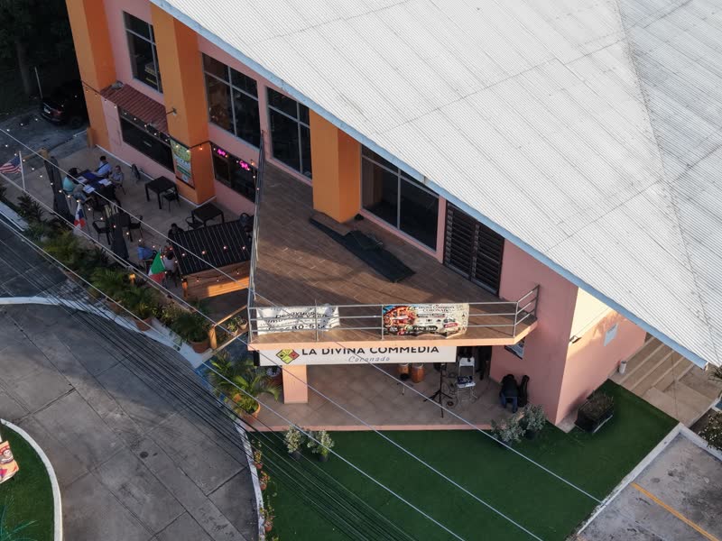 Letrero real de La Divina Commedia Coronado y su terraza, vistos con drone al atardecer