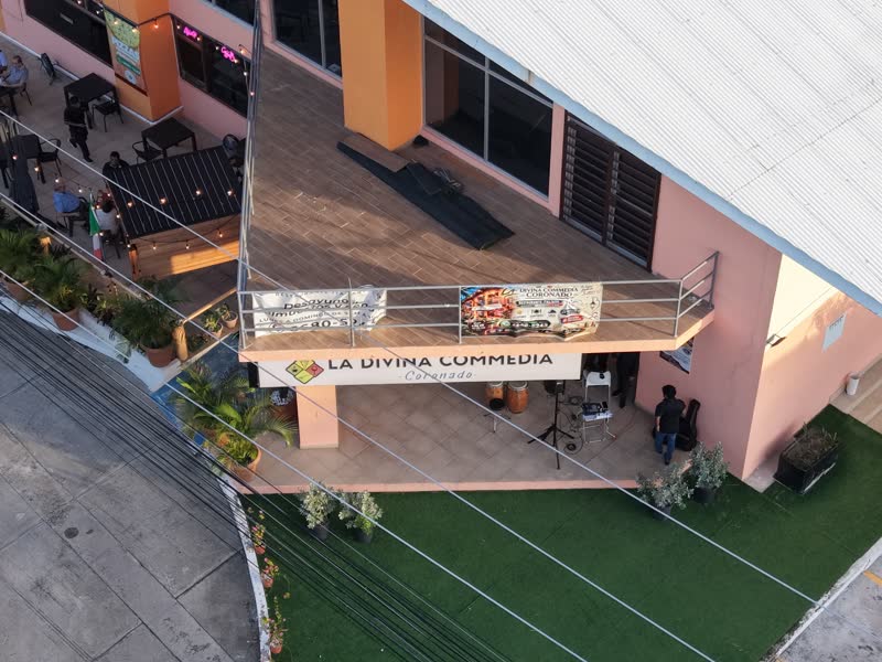 Terraza de La Divina Commedia con música en vivo, vista aérea real