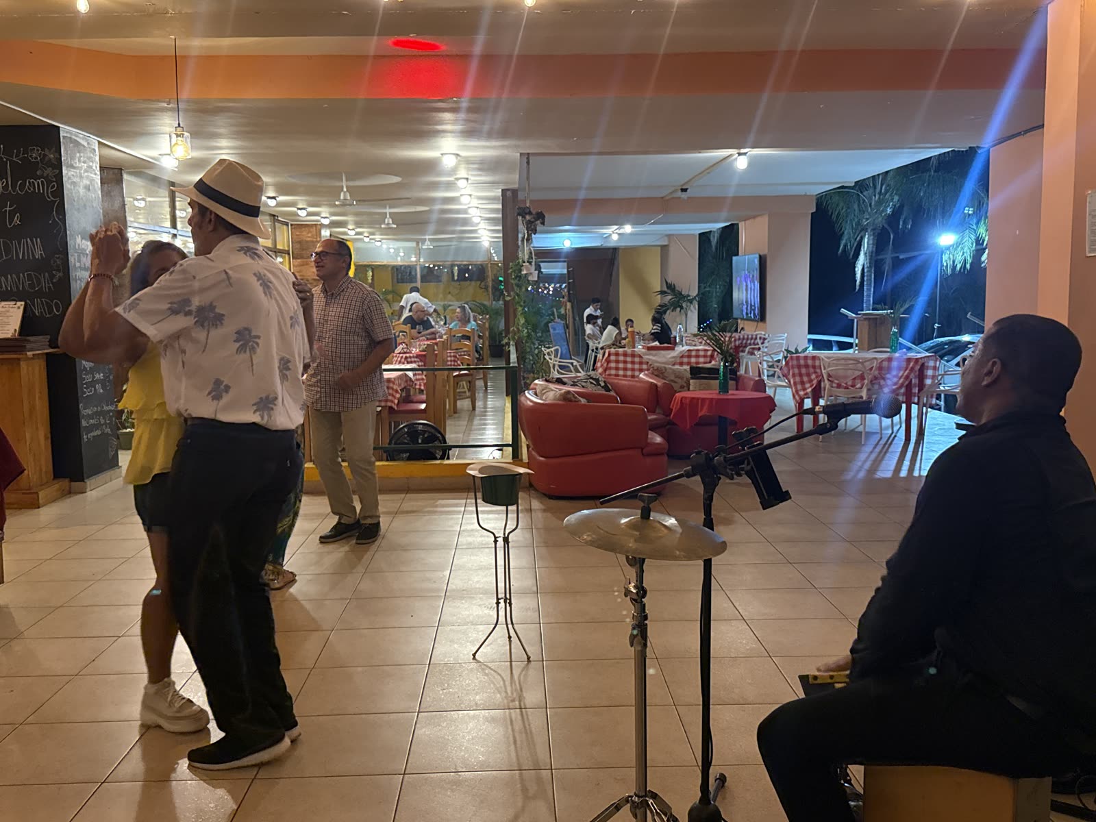 Foto real de la noche de música en vivo en La Divina Commedia — invitados bailando junto a la banda