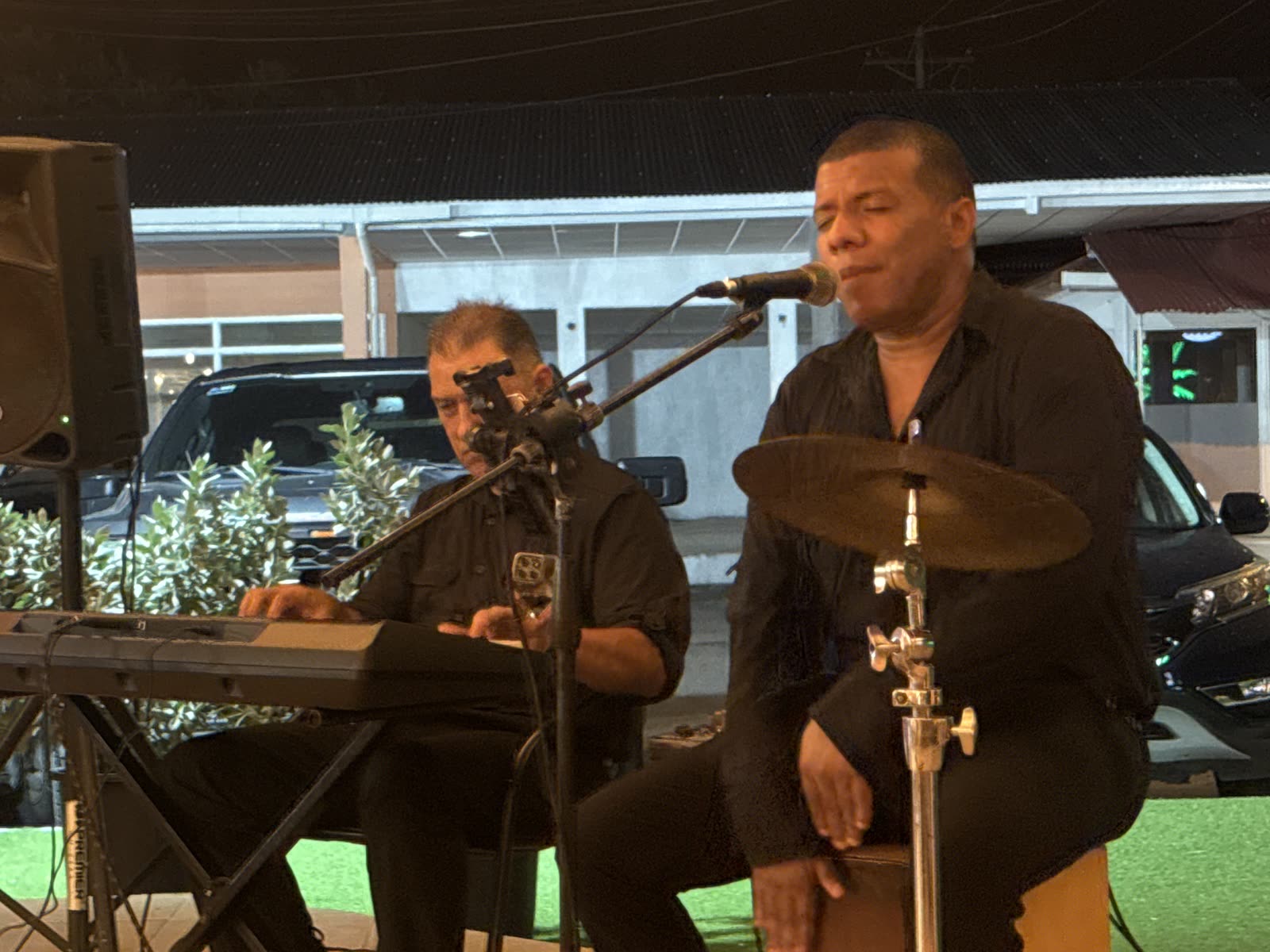 Foto real de la banda en vivo tocando en La Divina Commedia Coronado